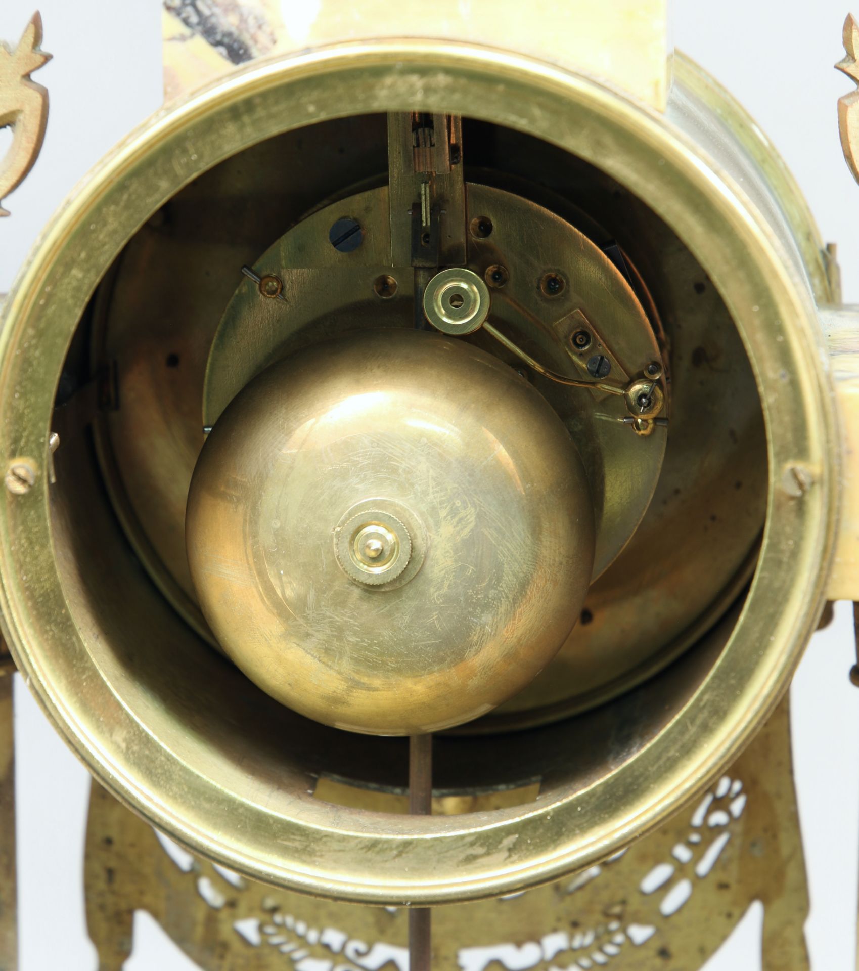Kaminuhr mit 2 Beistellern, 1860, Marmor und Bronzedekor, Schlag auf Glocke, weißes Zifferblatt - Bild 4 aus 6