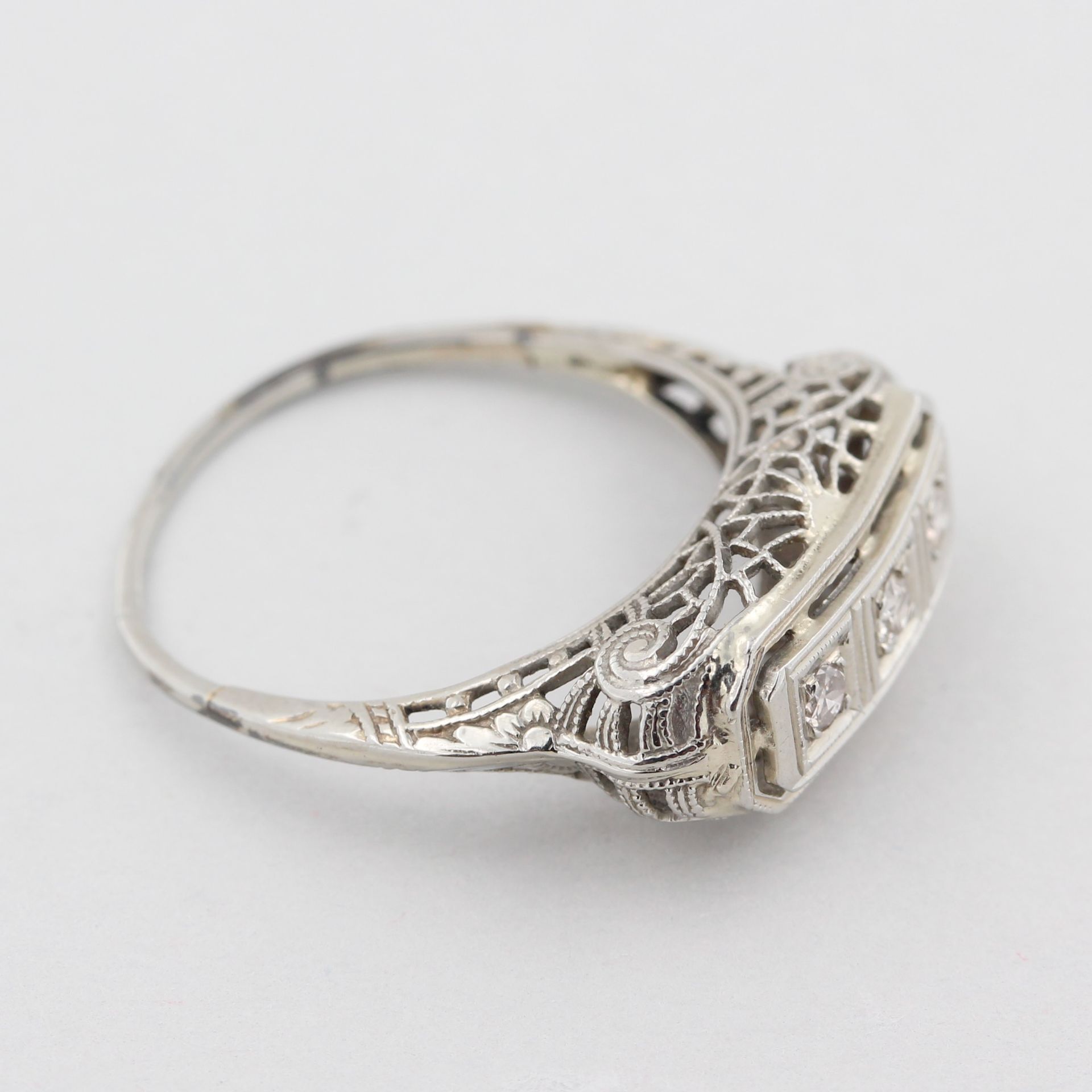 Damenring, 18 kt Weißgold, filigran verziert, mit 3 kleinen Diamanten, ca. 2,6 g, RM 55 - Bild 2 aus 4