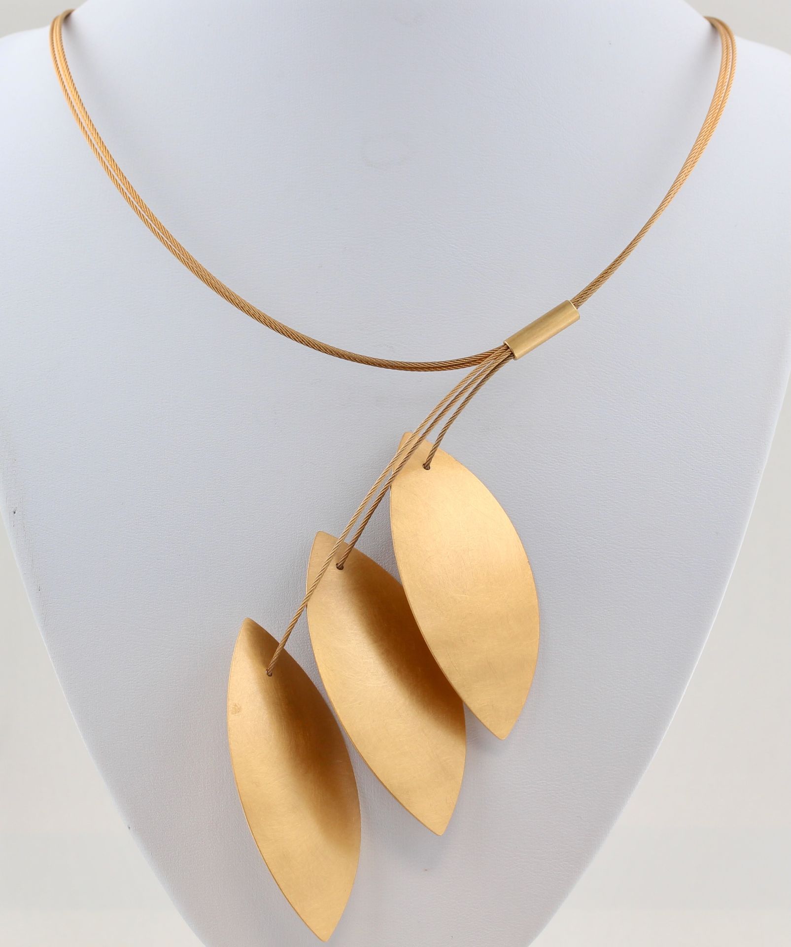 Modeschmuck Collier, Metall, wohl vergoldet, Anhänger in Form von 3 Blättern, mattierte - Bild 4 aus 4