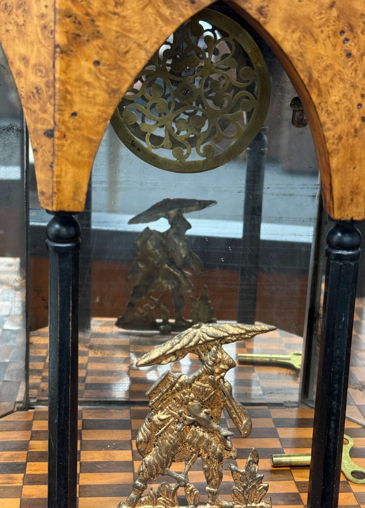 Empire Kommodenuhr "Schmied und Schleifer", um 1800, Wurzelholzfurnier, ebonisierte Säulen, 3-fach - Bild 6 aus 8