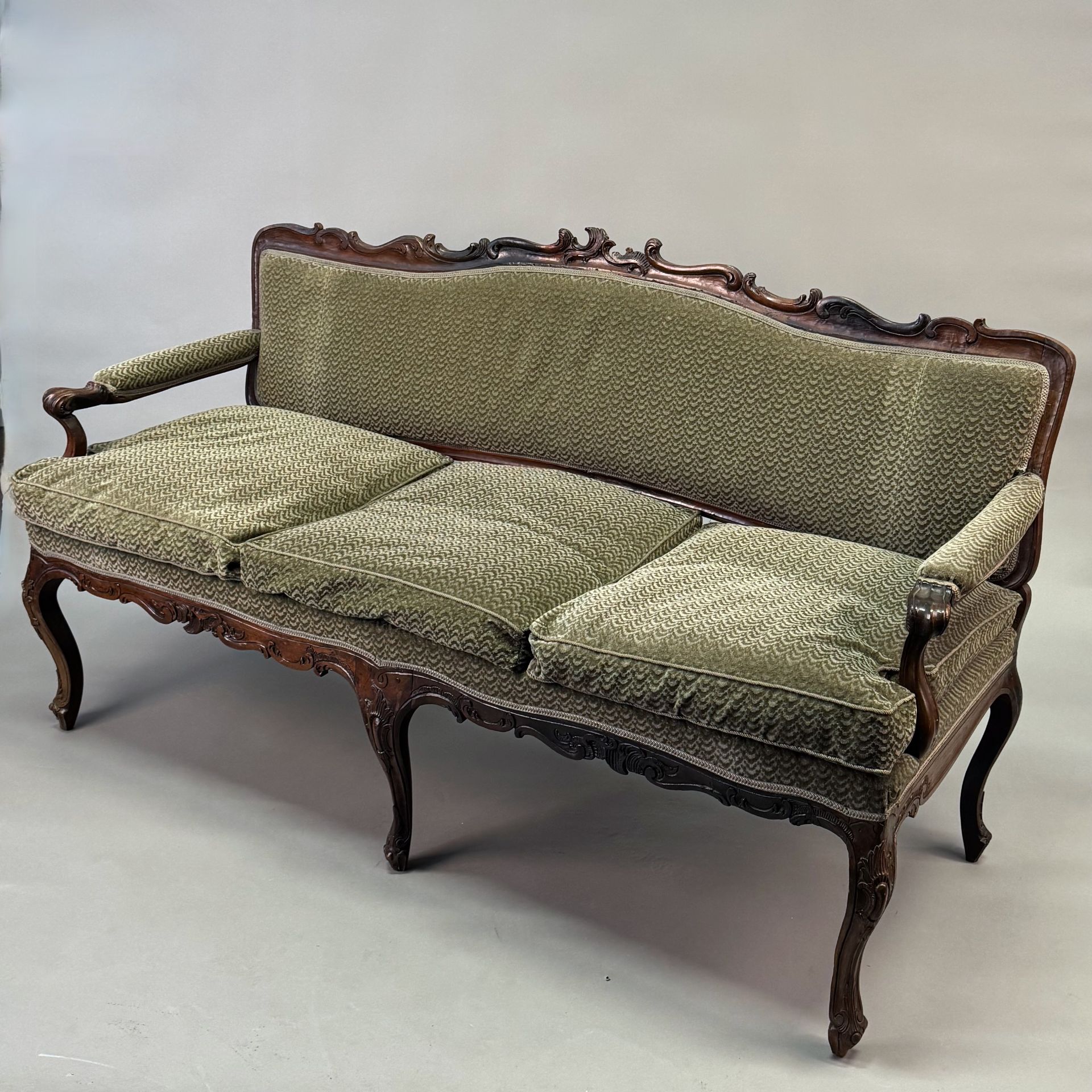 Sofa im Rokoko Stil, wohl 19. Jh., Gestell in Eiche massiv, beschnitzt, lockere Eckverbindung an - Bild 2 aus 4