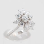 Damenring Juwelier Schilling, 18 kt Weißgold, mit Brillanten und Diamanten im Navetteschliff,