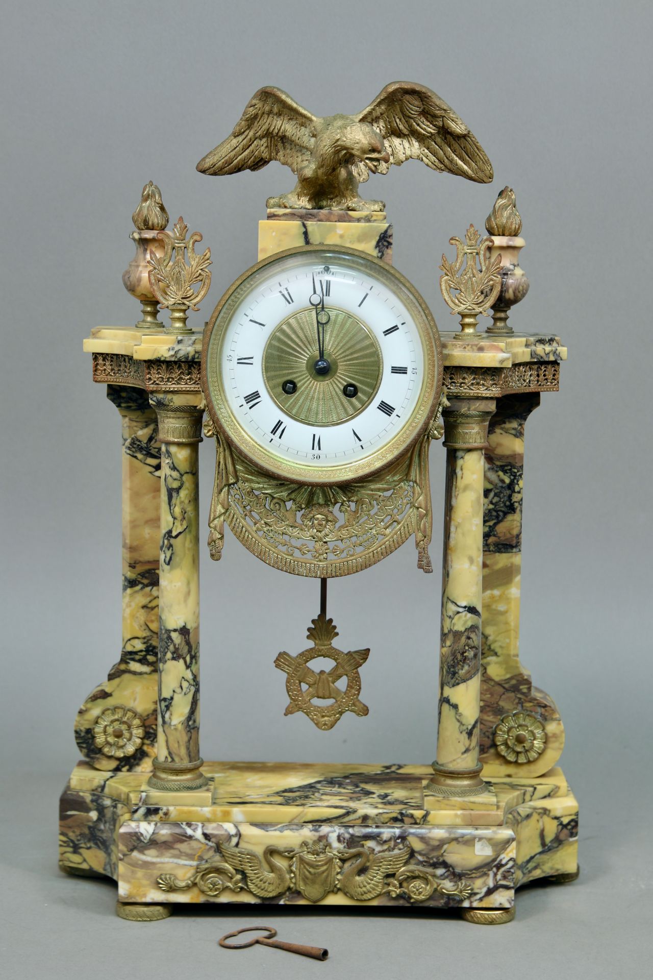 Kaminuhr mit 2 Beistellern, 1860, Marmor und Bronzedekor, Schlag auf Glocke, weißes Zifferblatt - Bild 2 aus 6