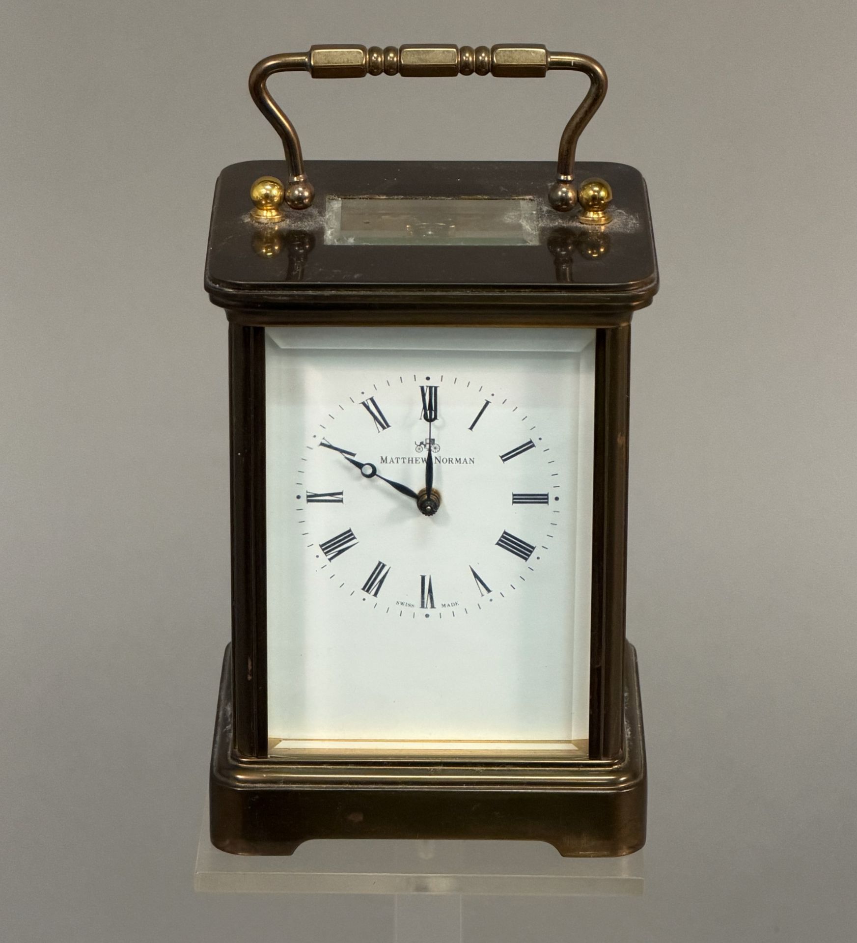 Reiseuhr Matthew Norman, Messinggehäuse, weißes emailliertes Zifferblatt mit römischen Zahlen,