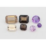 7 Schmucksteine, 3 Amethyste, D. 0,7 cm - 1,4 cm, 4 wohl Topase, D. 1,1 cm - 2,1 cm, teils leicht