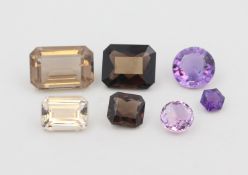 7 Schmucksteine, 3 Amethyste, D. 0,7 cm - 1,4 cm, 4 wohl Topase, D. 1,1 cm - 2,1 cm, teils leicht