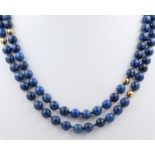 Steinkette Lapislazuli, Lapislazulikugeln, D. 0,7 cm, mit 14 kt Gelbgold Zwischenkugeln, L. 94 cm