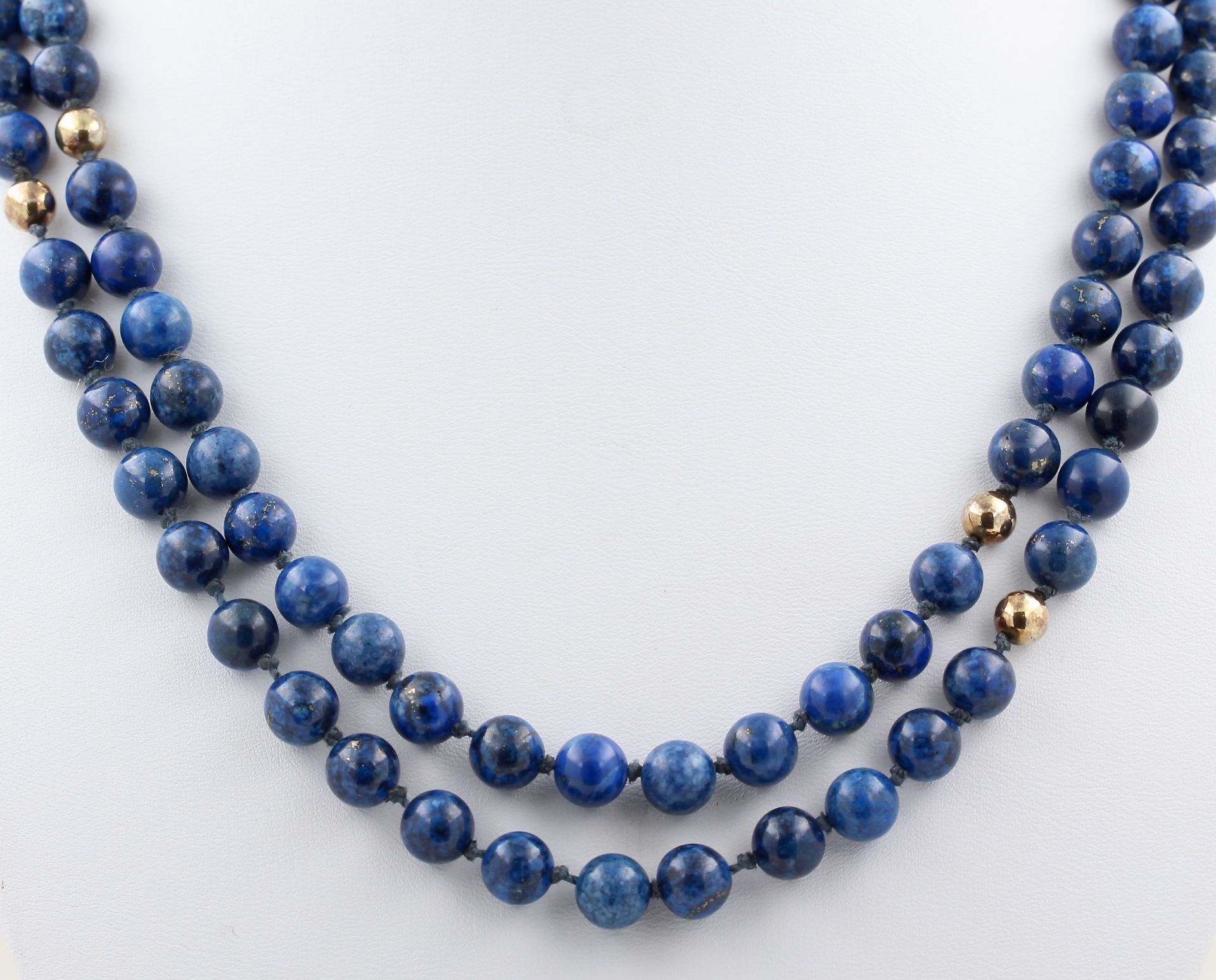 Steinkette Lapislazuli, Lapislazulikugeln, D. 0,7 cm, mit 14 kt Gelbgold Zwischenkugeln, L. 94 cm