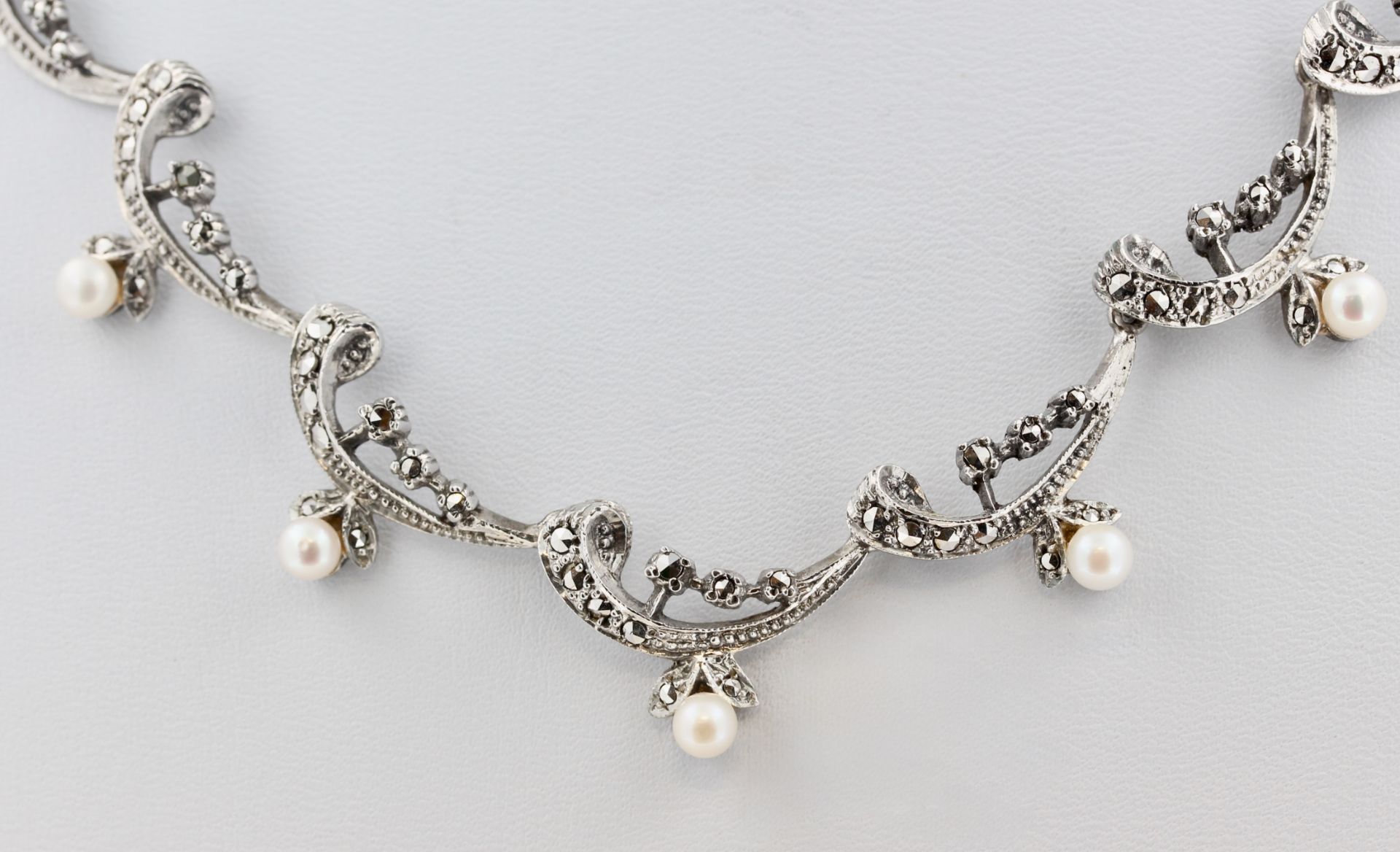 Collier Silber, Silber, floral gearbeitet, mit Markasiten und weißen Perlen, ca. 14,5 g, L. 43,5 cm, - Bild 2 aus 2