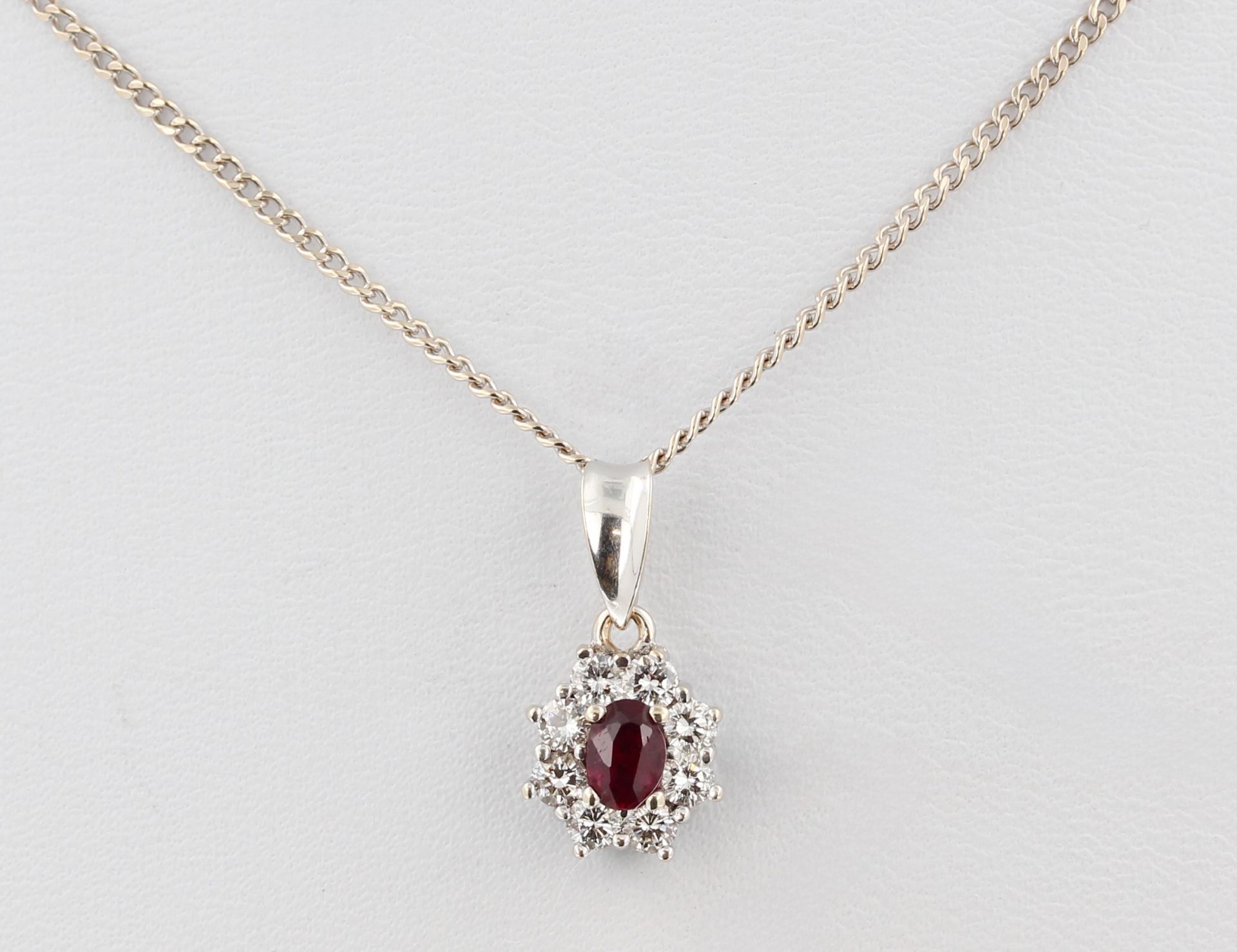 Anhänger, 18 kt Weißgold, mit kleinen Brillanten und 1 Rubin, punziert, L. 1,6 cm, an 14 kt Weißgold