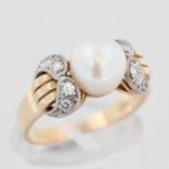 Damenring, 14 kt Gelbgold, teils Weißgold, mit kleinen Diamanten und 1 weißen Perle, punziert, ca.
