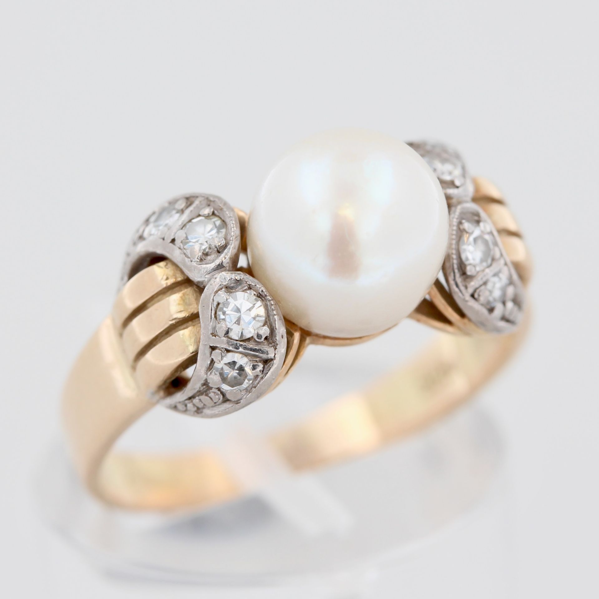 Damenring, 14 kt Gelbgold, teils Weißgold, mit kleinen Diamanten und 1 weißen Perle, punziert, ca.