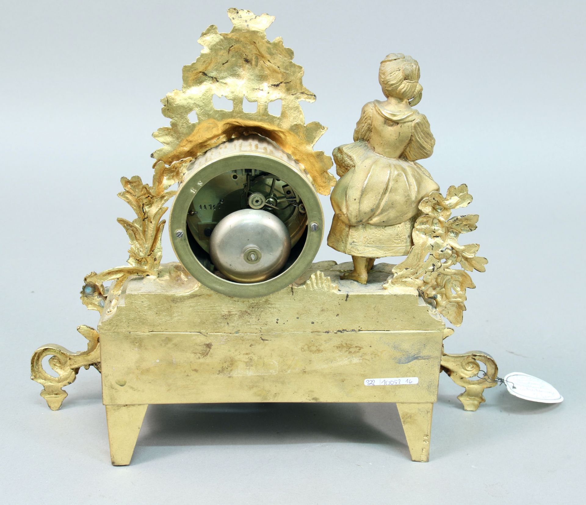 Kaminuhr , im Stil Napoleon III, Eisen, vergoldet, mit Porzellanmalerei (wohl Limoges), weißes - Bild 2 aus 3