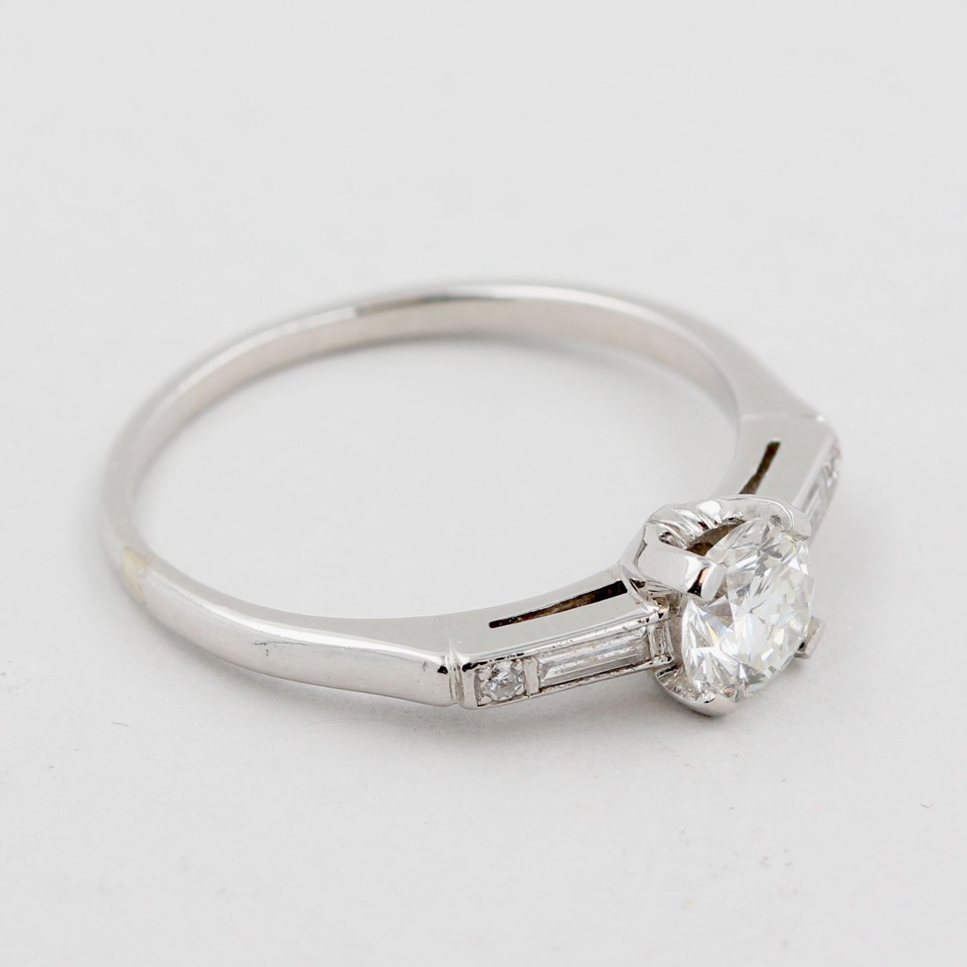Damenring, 18 kt Weißgold, mit 1 Brillant, ca. 0,50 ct, weiß, vsi, mit Diamantbesatz, zusammen ca. - Bild 2 aus 4