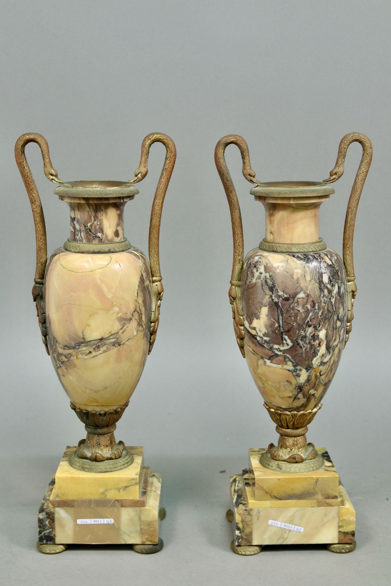 Kaminuhr mit 2 Beistellern, 1860, Marmor und Bronzedekor, Schlag auf Glocke, weißes Zifferblatt - Bild 6 aus 6