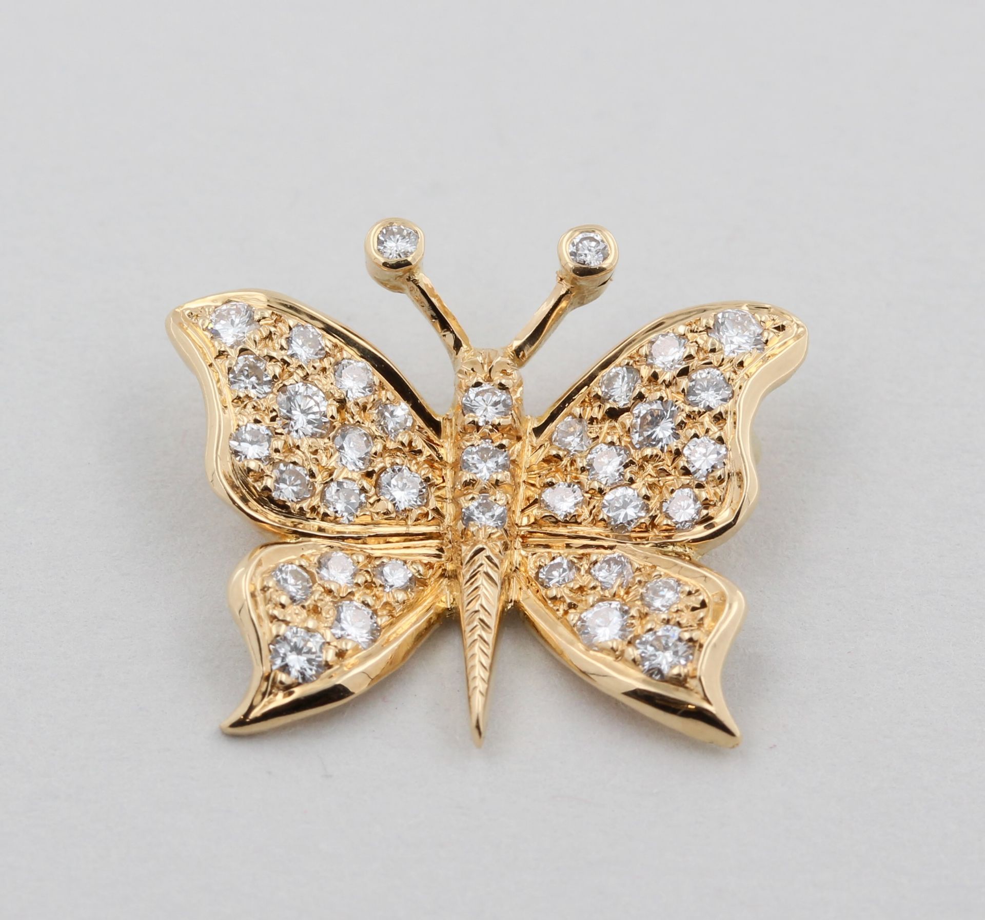 Anhänger, 18 kt Gelbgold, in Form eines Schmetterlings, mit Brillanten, punziert, ca. 2,7 g, L. 1,
