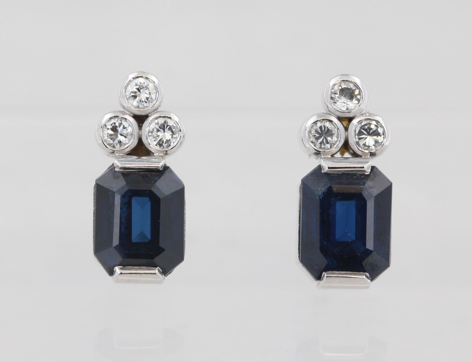 Paar Ohrstecker, 14 kt Weißgold, mit kleinen Diamanten und je 1 wohl Saphir, ca. 3,0 g, L. 1,1 cm - Bild 3 aus 3
