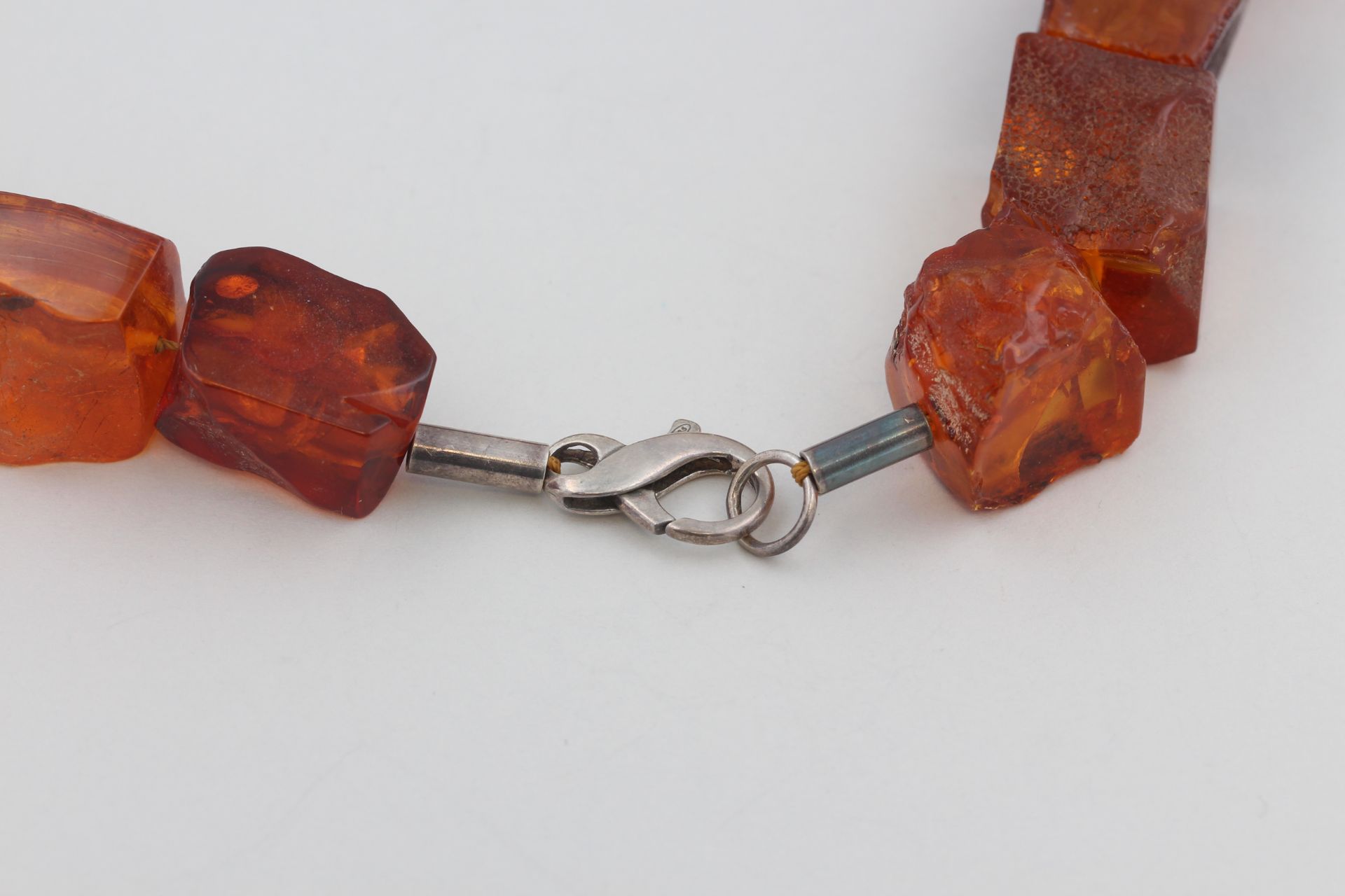 Bernstein Collier, 925 Silber Schließe, Bernstein, eckige Form, D. 1,3 cm - 2,4 cm, L. 56 cm - Bild 3 aus 3