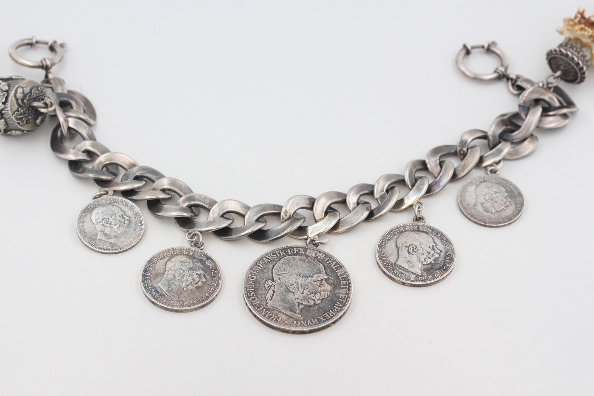 Charivari , 800 Silber, mit 5 Münzanhängern und 2 Anhängern mit Horn und Zahn, punziert, ca. 183,5 - Bild 2 aus 4