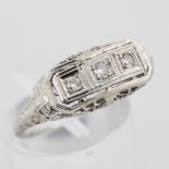 Damenring, 18 kt Weißgold, filigran verziert, mit 3 kleinen Diamanten, ca. 2,6 g, RM 55