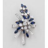 Brosche, 18 kt Weißgold, 1 Brillant, ca. 0,30 ct, 54 Brillanten, zusammen ca. 2,80 ct, 14 Saphire,