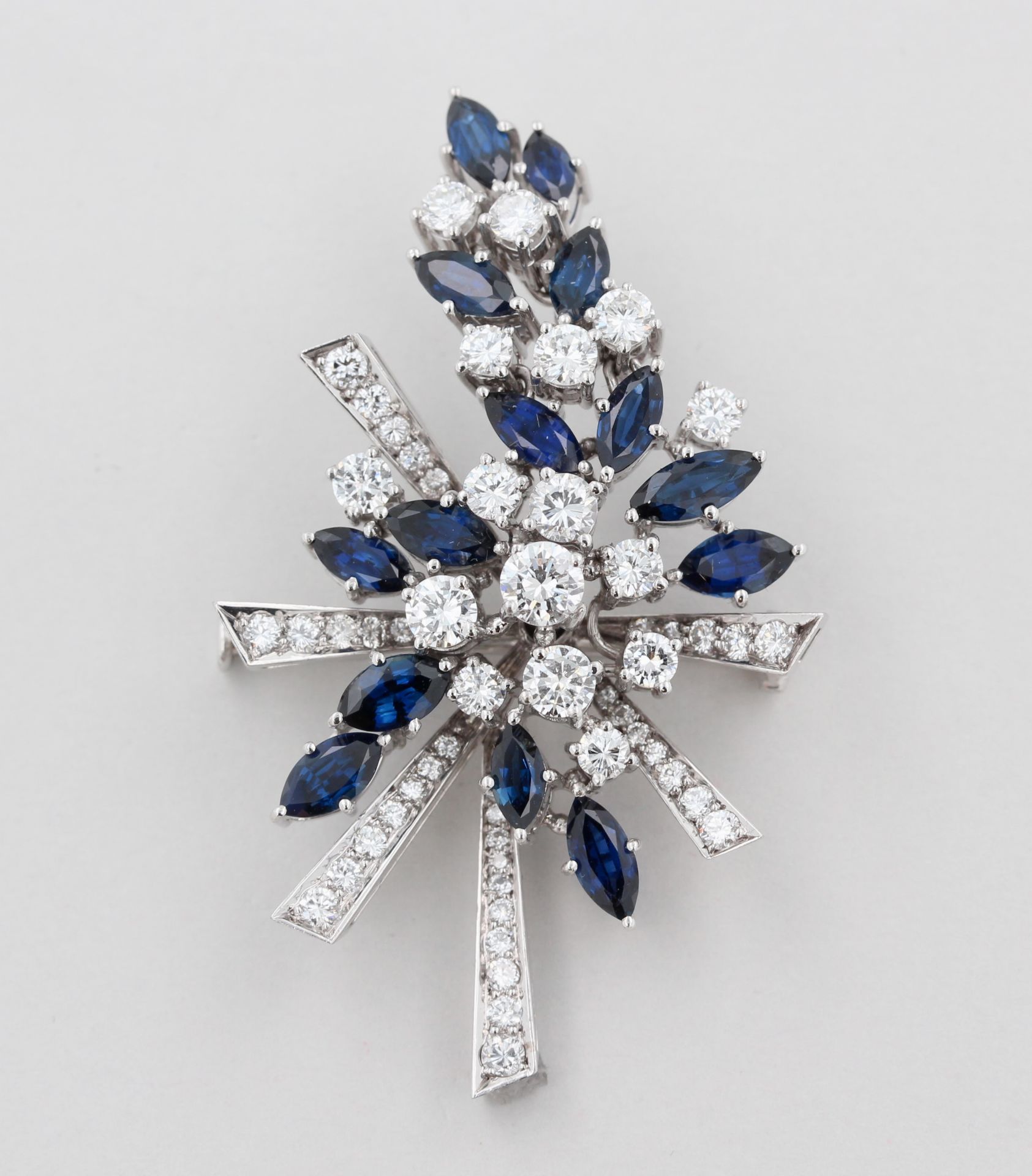 Brosche, 18 kt Weißgold, 1 Brillant, ca. 0,30 ct, 54 Brillanten, zusammen ca. 2,80 ct, 14 Saphire,
