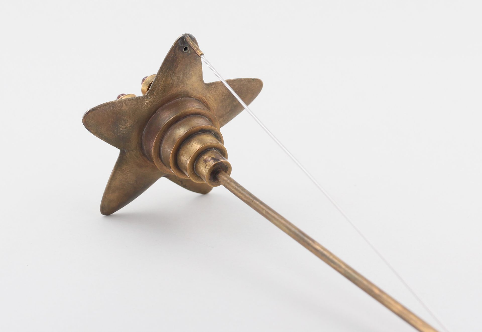 Anstecknadel, Marie-Eugenie Hinrichs, Bronze, Design Marie-Eugenie Hinrichs, wohl 1989, mit 6 roten, - Bild 5 aus 6