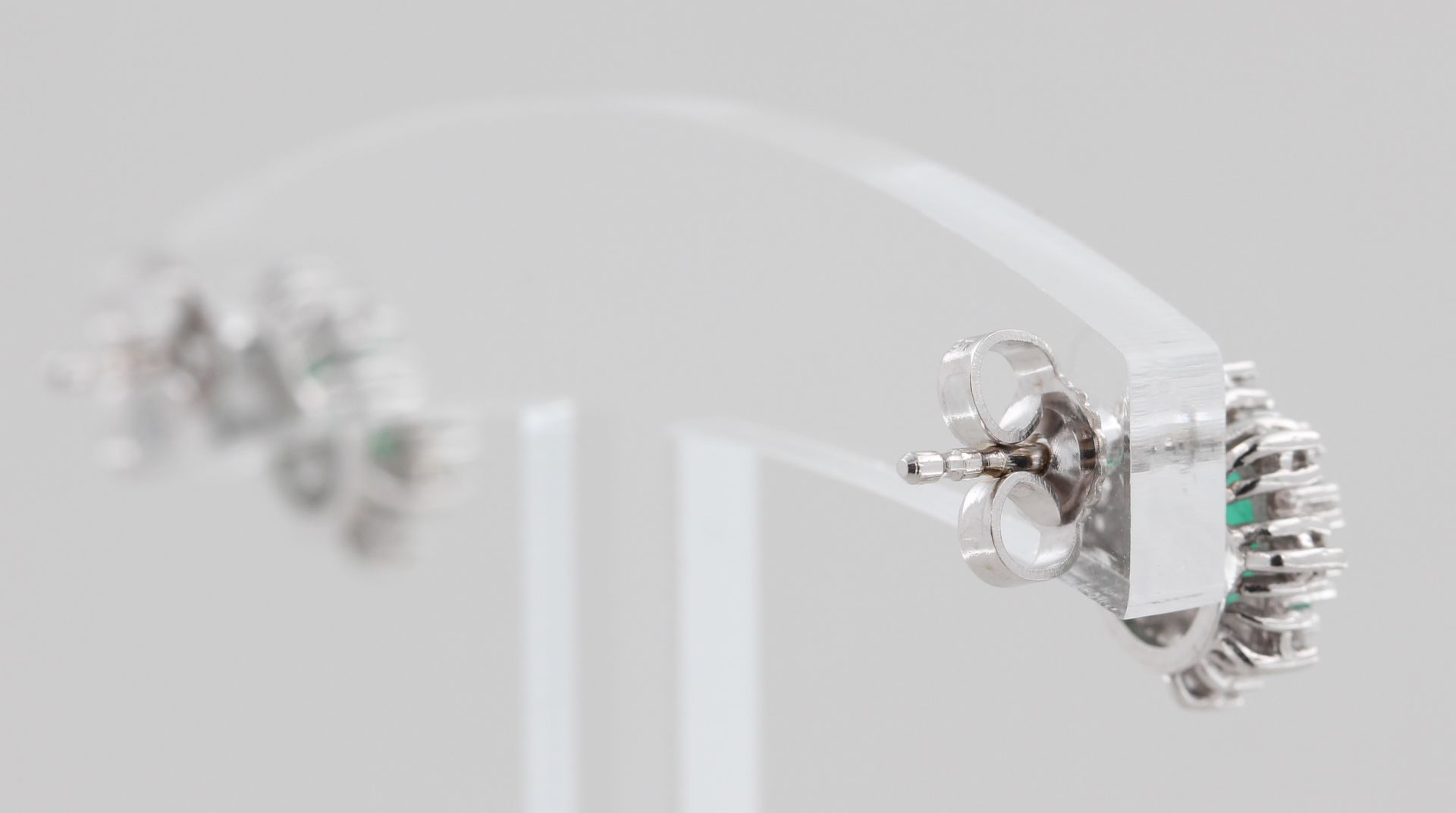 Paar Ohrstecker, 14 kt Weißgold, mit Smaragden und kleinen Diamanten, punziert, ca. 2,4 g, D. 1,0 - Bild 3 aus 3