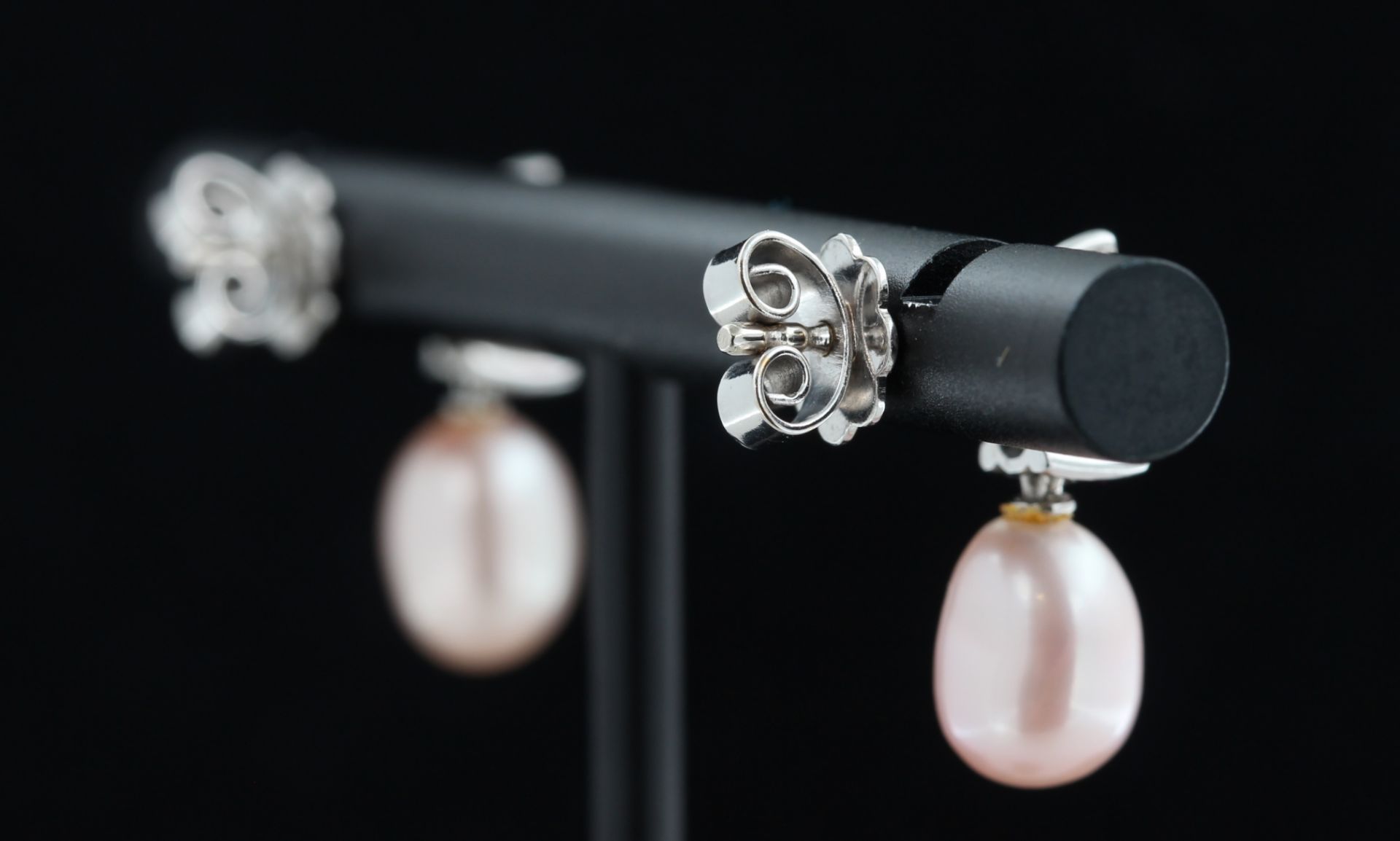 Paar Ohrstecker, 18 kt Weißgold, mit kleinen Brillanten, Rubinen und hellrosa Perlen, punziert, - Bild 3 aus 3