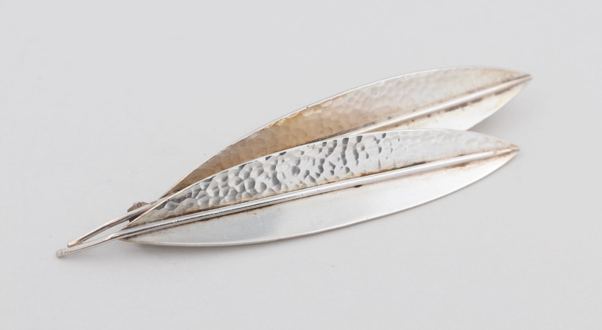 Brosche Perli, 835 Silber, in Form von Blättern, punziert, Perli Schwäbisch Gmünd, ca. 9,8 g, B. 7,9