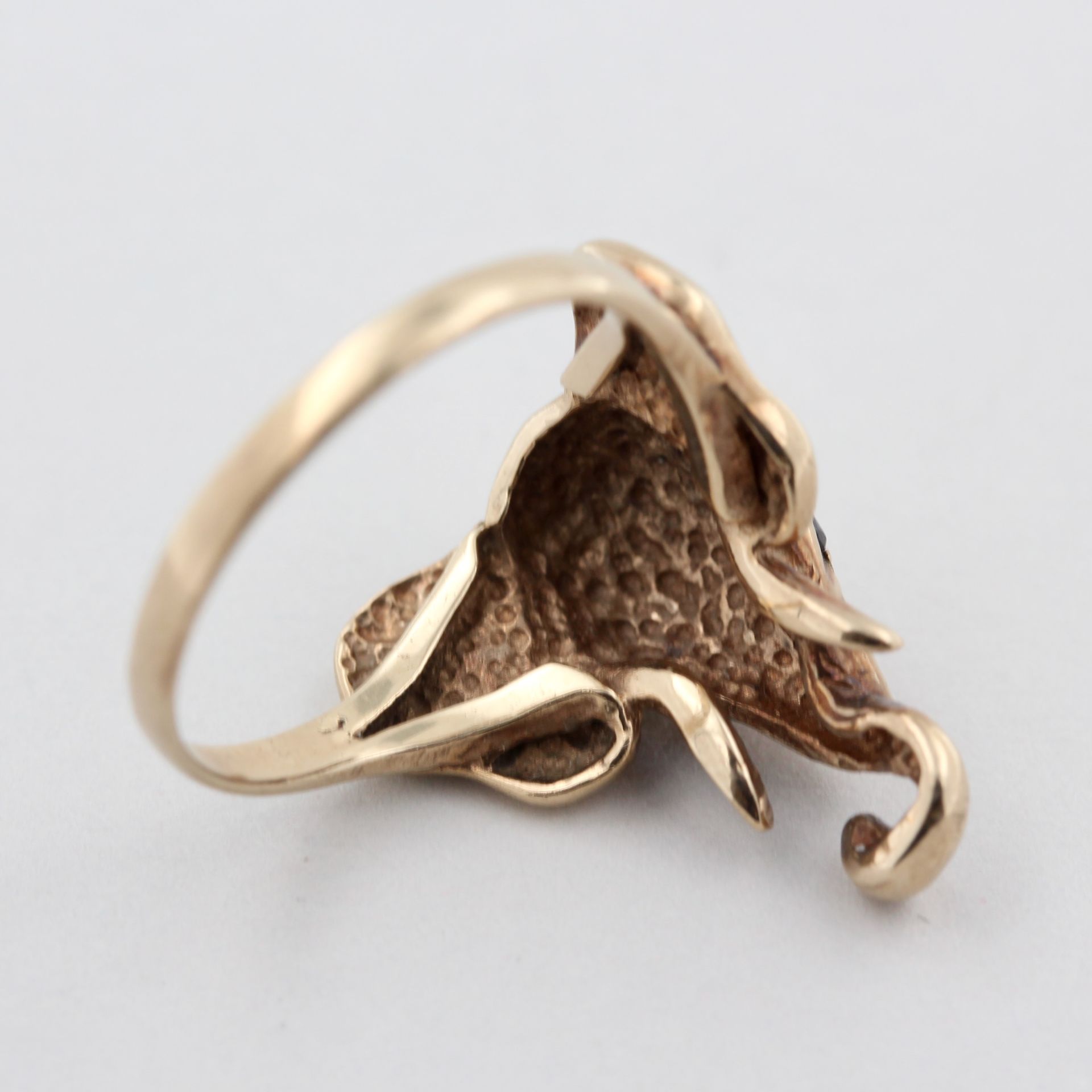 Damenring, 9 kt Gelbgold, Reliefarbeit in Form eines Elefantenkopfes, 2 Saphire als Augen, ca. 4,3 - Bild 3 aus 3