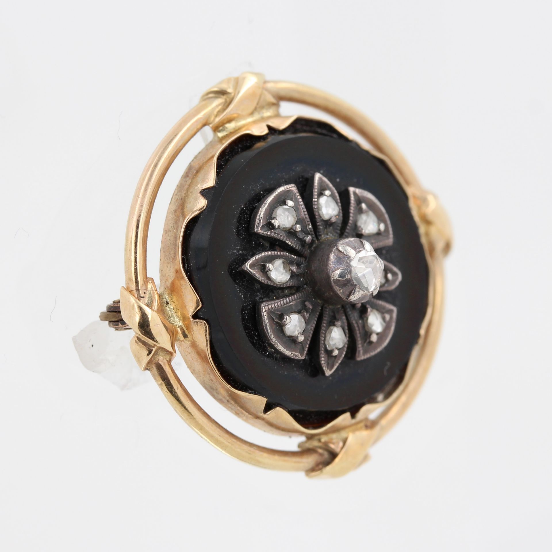 Brosche um 1900, 14 kt Gelbgold, mittig Onyxplatte, Blume mit Diamantrosen in Silber gefasst, - Bild 2 aus 2