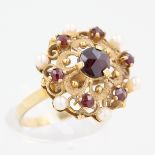 Damenring, 14 kt Gelbgold, filigran gearbeitet, mit Granaten und weißen Perlen, punziert, ca. 5,0 g,