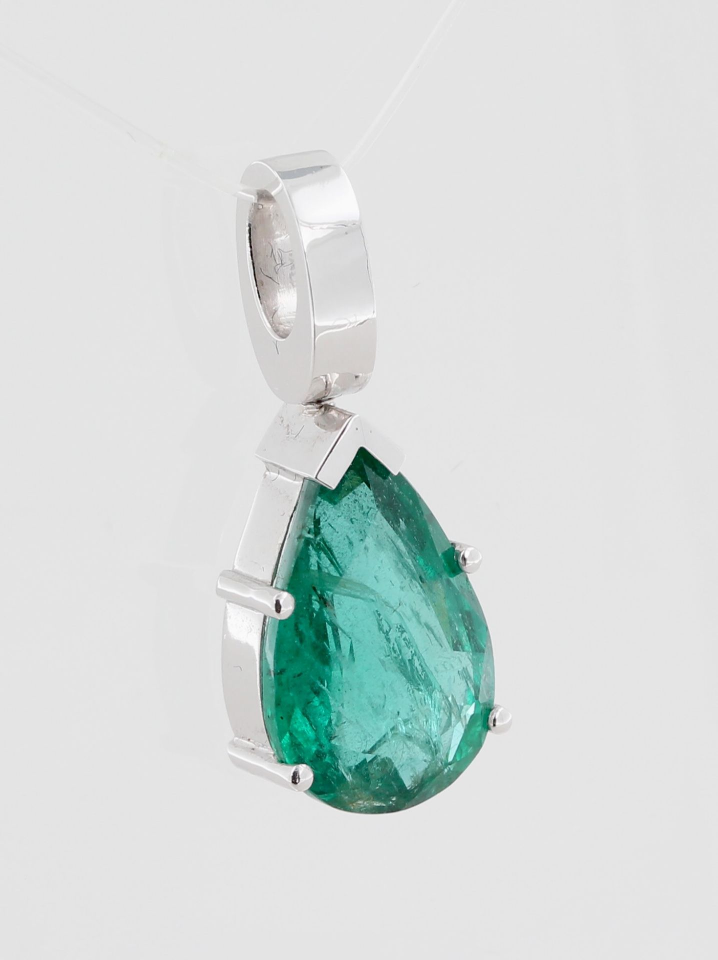 Anhänger, 14 kt Weißgold, mit 1 Smaragd, ca. 4,13 ct, Gutachten für den Smaragd GLA (