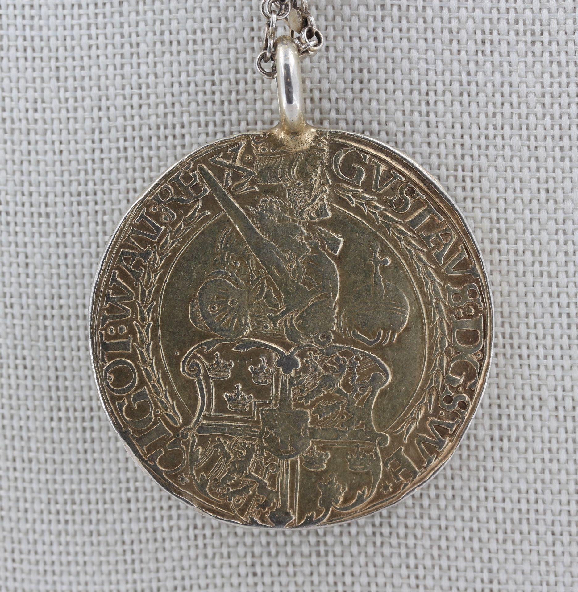 Münzanhänger, Svartsjödaler, Silber, wohl Nachprägung, D. 4,2 cm, L. 5,1 cm, an Silber Halskette, L. - Bild 3 aus 4