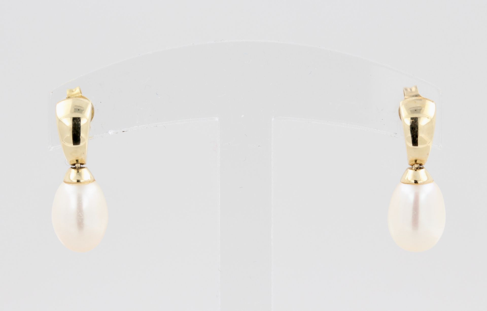 Paar Perlenohrstecker, 14 kt Gelbgold, mit weißen Perlen in Tropfenform, ca. 3,2 g, L. 1,9 cm