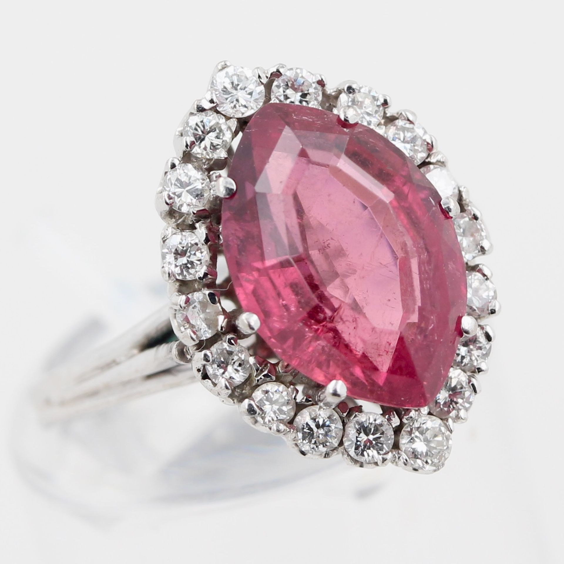 Damenring, 18 kt Weißgold, mit kleinen Diamanten und 1 wohl Turmalin (mit leichten Gebrauchsspuren),