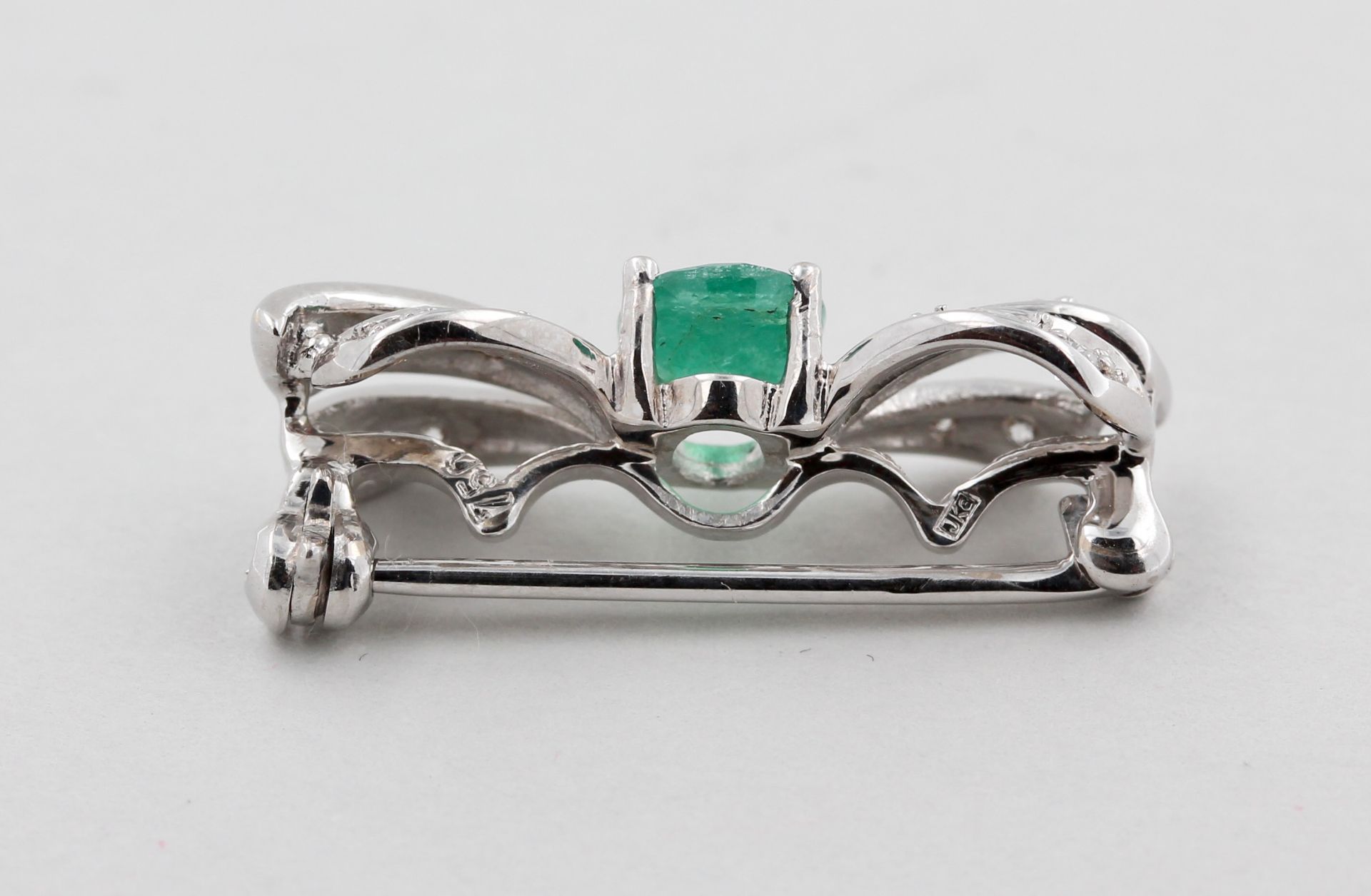 Brosche, 18 kt Weißgold, mit 1 Smaragd und kleinen Diamanten, punziert, ca. 3,0 g, B. 2,3 cm - Bild 2 aus 3