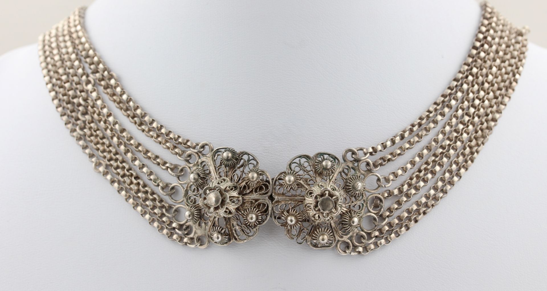 Kropfkette, Silber, Schließe filigran gearbeitet, 7-reihig, ca. 53,0 g, L. 37,5 cm