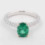 Damenring, 18 kt Weißgold, mit 1 Smaragd, ca, 1,38 ct, Gutachten für den Smaragd GLA (Gemmologisches