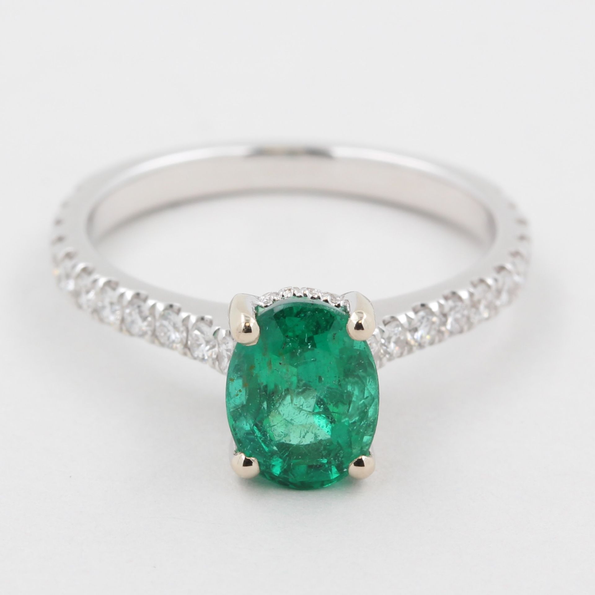Damenring, 18 kt Weißgold, mit 1 Smaragd, ca, 1,38 ct, Gutachten für den Smaragd GLA (Gemmologisches