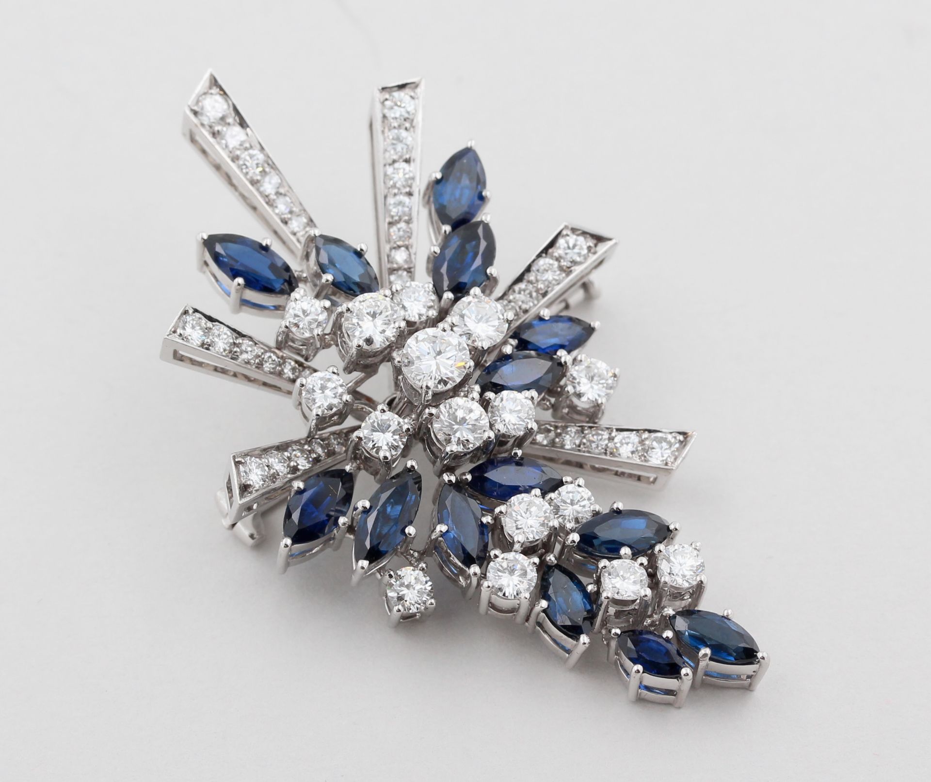 Brosche, 18 kt Weißgold, 1 Brillant, ca. 0,30 ct, 54 Brillanten, zusammen ca. 2,80 ct, 14 Saphire, - Bild 2 aus 3