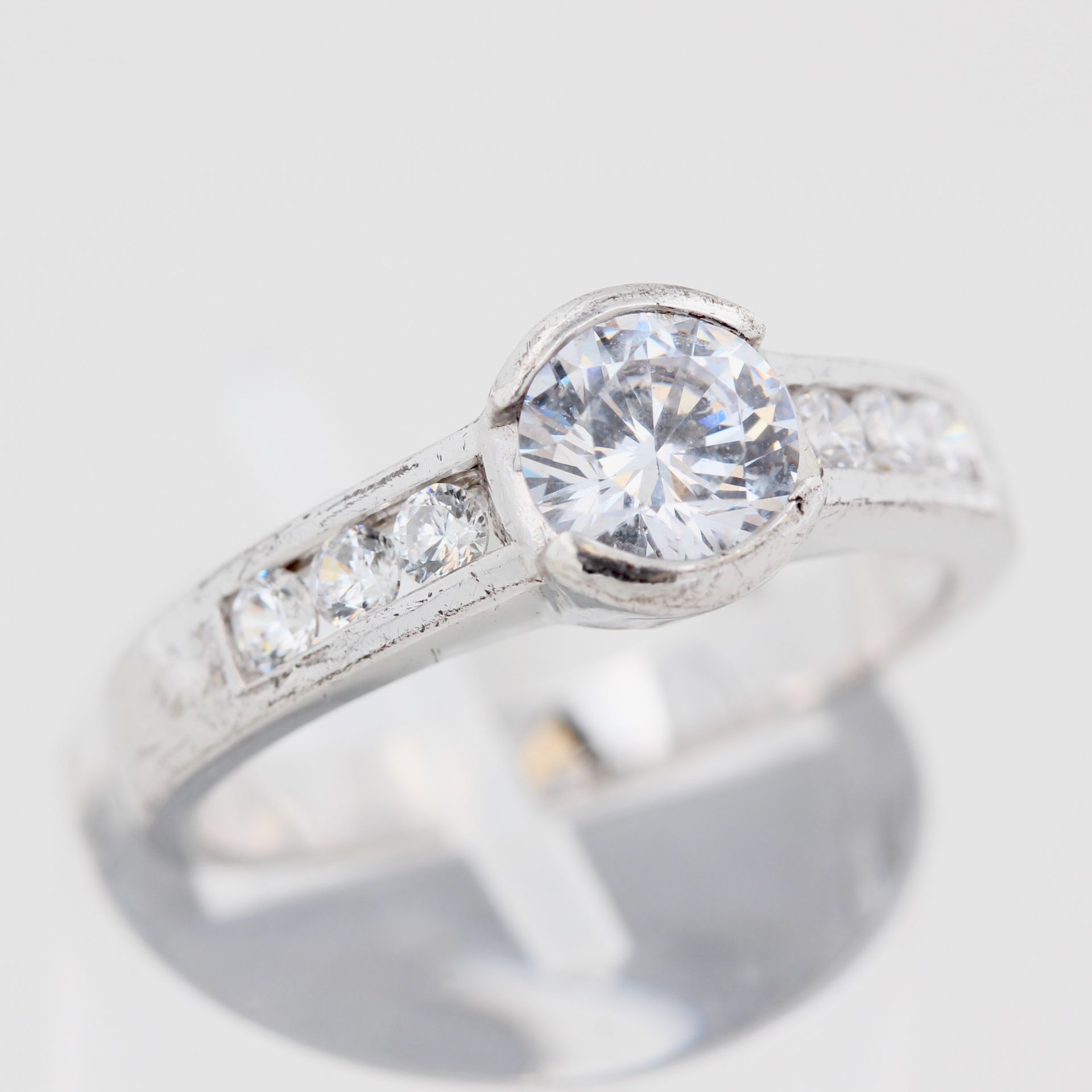 Zwei Silber Ringe, 925 Silber, mit weißen, wohl Zirkonia, zusammen ca. 7,3 g, RM 55 + 56 - Bild 2 aus 3