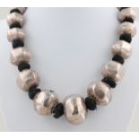 Collier, Silberkugeln, D. 1,6 cm - 3,2 cm, ca. 172 g, L. 59,5 cm, auf schwarzem Stoffband