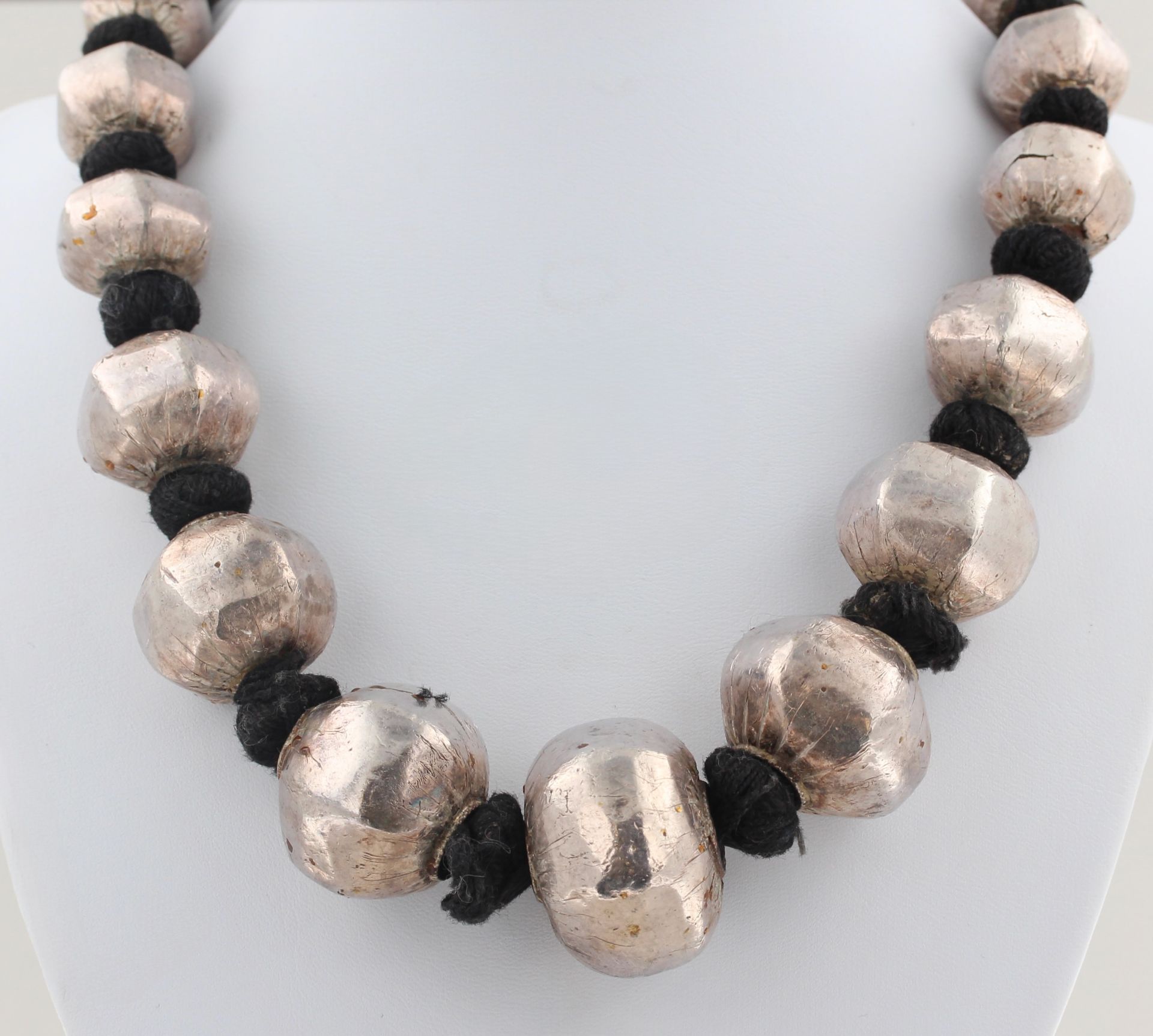 Collier, Silberkugeln, D. 1,6 cm - 3,2 cm, ca. 172 g, L. 59,5 cm, auf schwarzem Stoffband