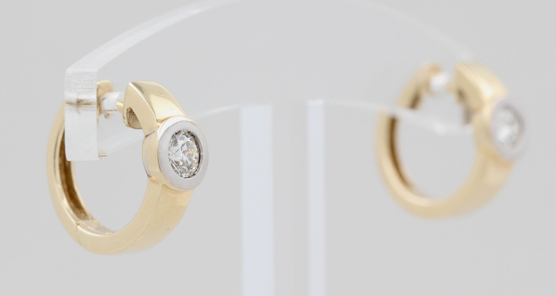 Paar Creolen, 14 kt Gelbgold und Weißgold, mit 2 Brillanten, zusammen ca. 0,50 ct, weiß, si, - Bild 2 aus 5