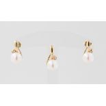 Schmuckset, 14 kt Gelbgold, mit weißen Perlen und kleinen Brillanten, punziert, Ohrstecker L. 1,3