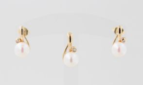 Schmuckset, 14 kt Gelbgold, mit weißen Perlen und kleinen Brillanten, punziert, Ohrstecker L. 1,3