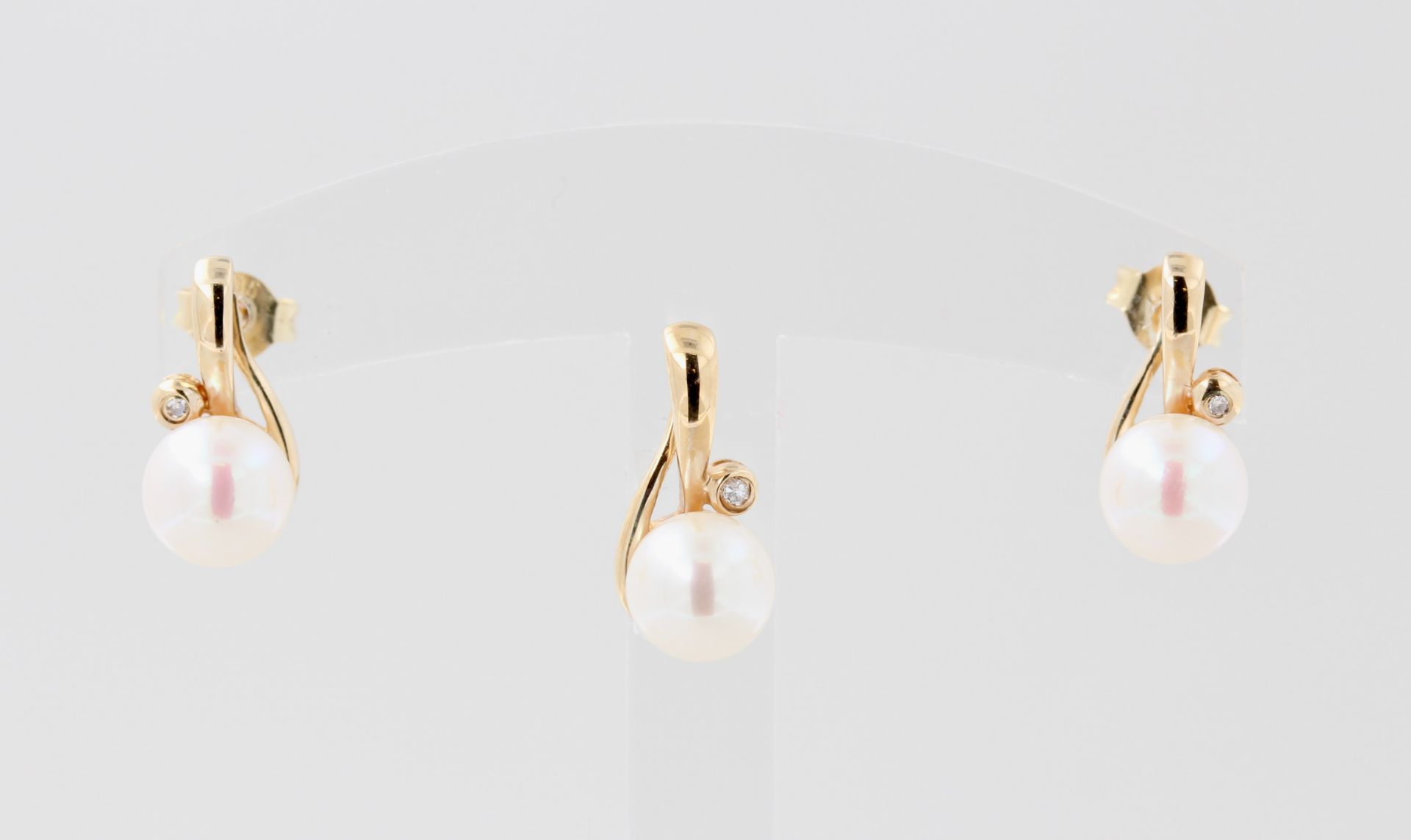 Schmuckset, 14 kt Gelbgold, mit weißen Perlen und kleinen Brillanten, punziert, Ohrstecker L. 1,3