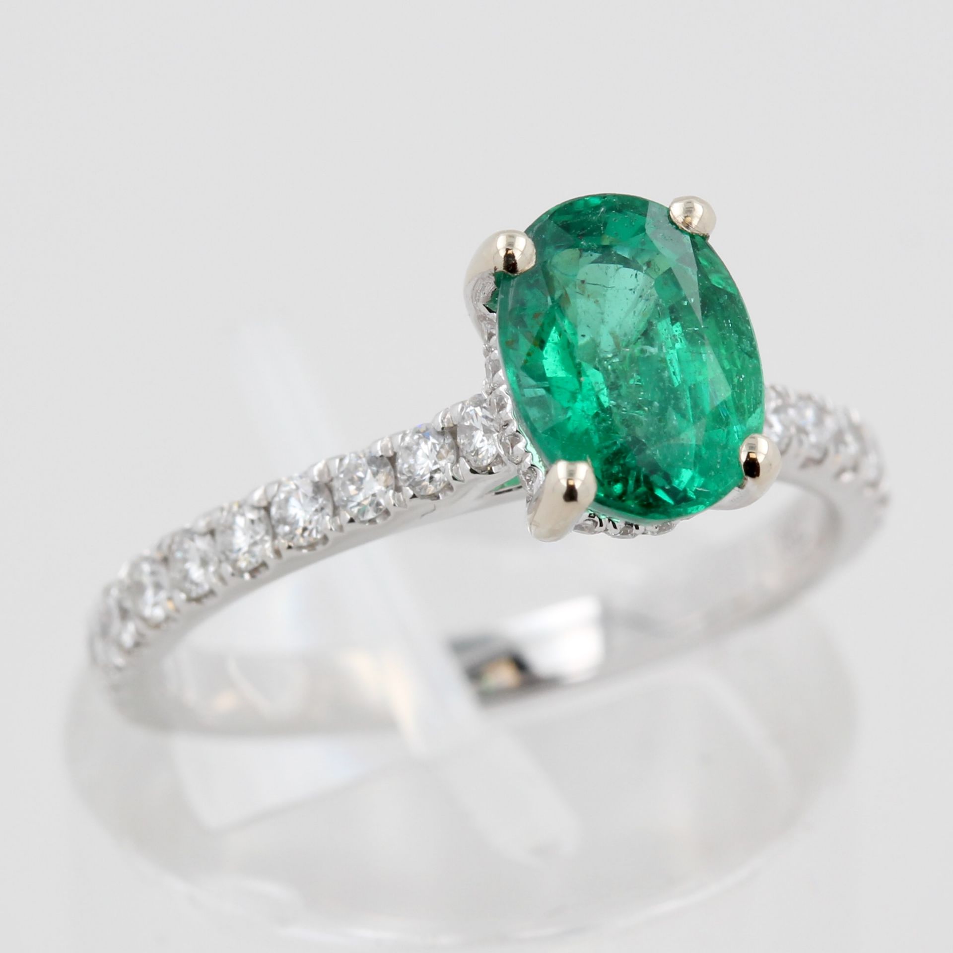 Damenring, 18 kt Weißgold, mit 1 Smaragd, ca, 1,38 ct, Gutachten für den Smaragd GLA (Gemmologisches - Bild 2 aus 4